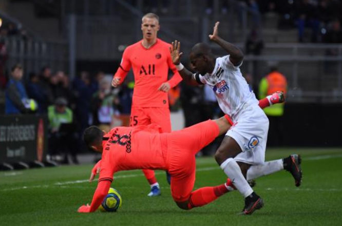  索肖边后卫插上助攻惊艳，法甲边路攻防展现全能身手